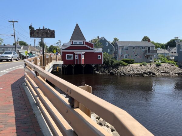 welcome to kennebunkport sign on bridge